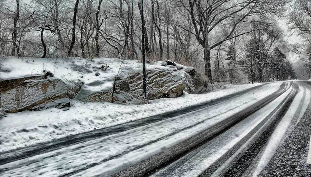 Hielo negro formado en la carretera Consejos para conducir en niebla